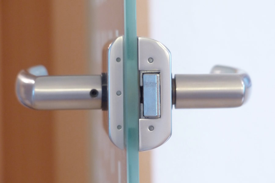 handtag monterat på en dörr i härdat glas